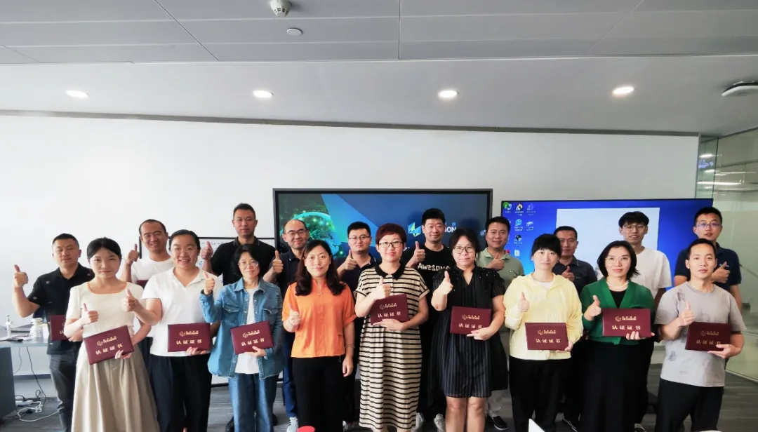 一群人站在一起
描述已自动生成