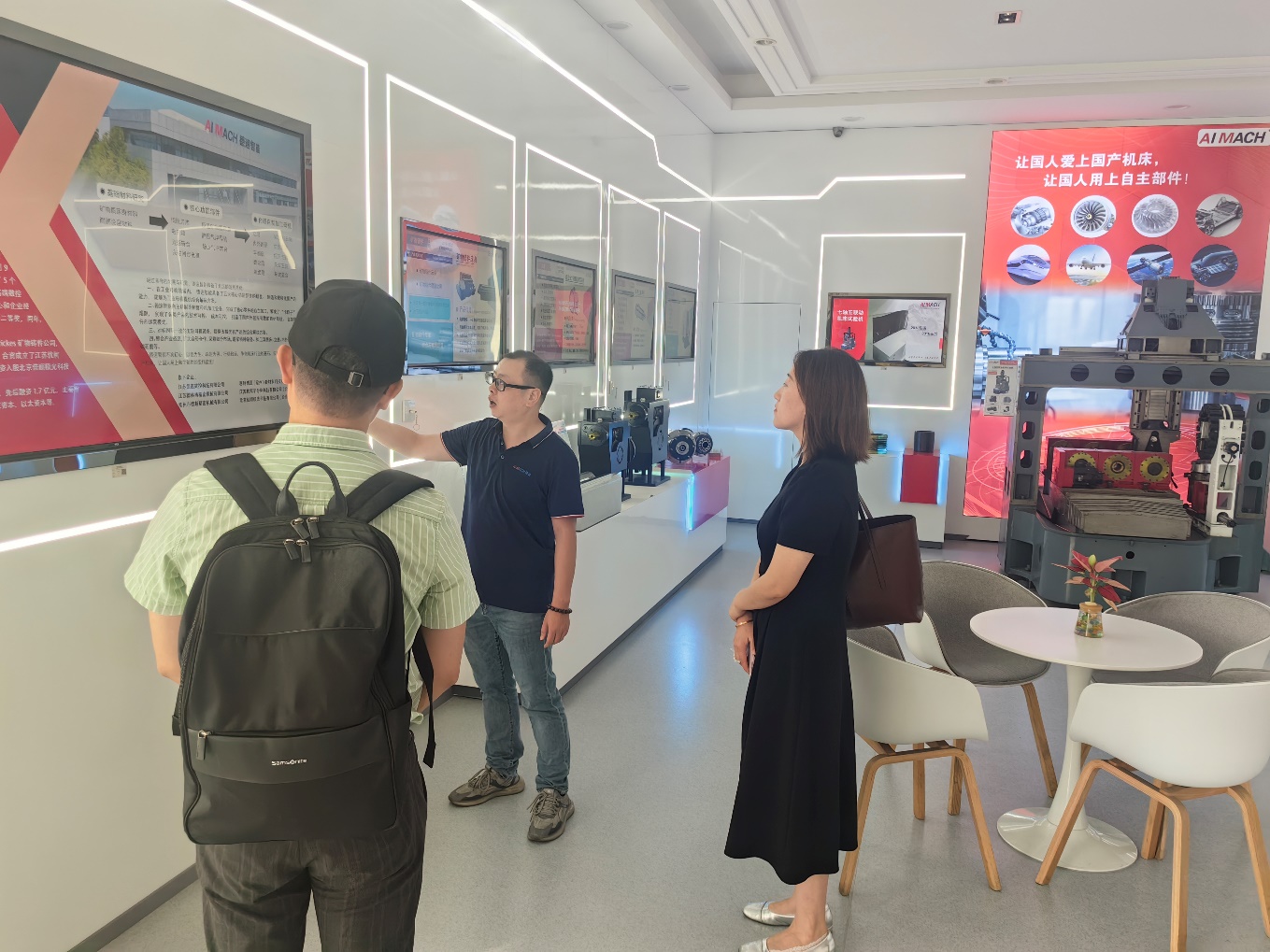 商店的门口前有许多人
中度可信度描述已自动生成