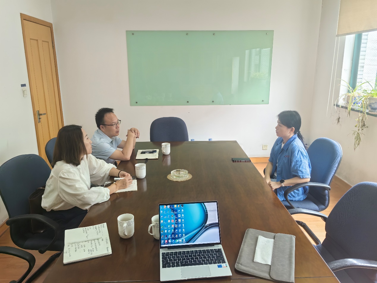 人在玩电脑
中度可信度描述已自动生成