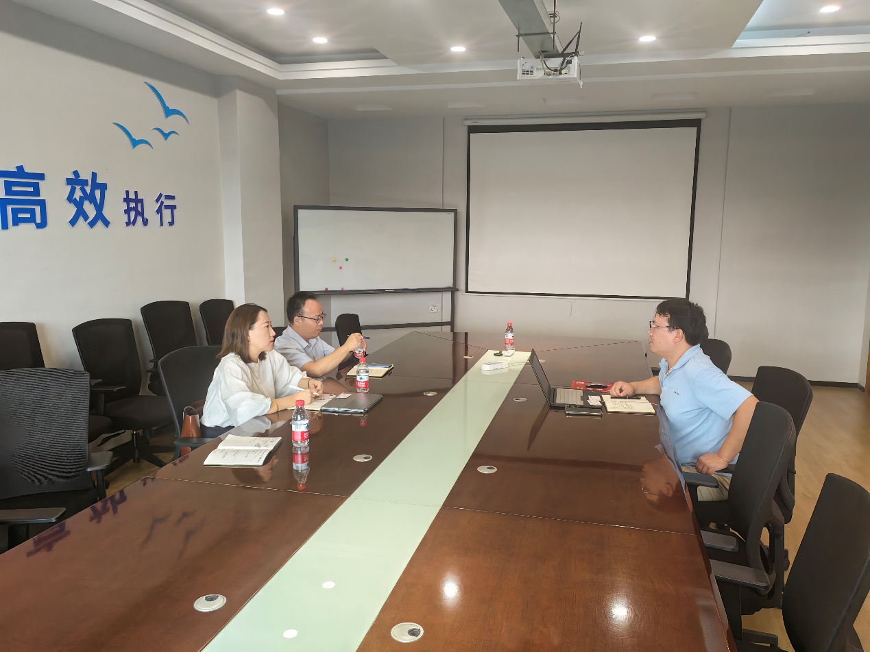 会议室里的人们
描述已自动生成