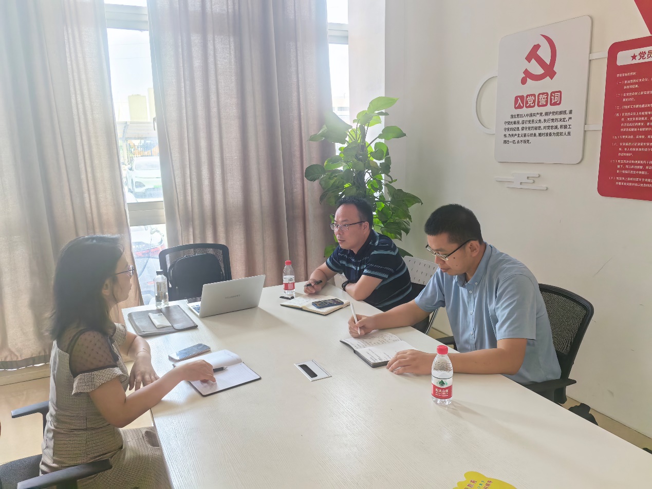 几个人在桌子前
中度可信度描述已自动生成