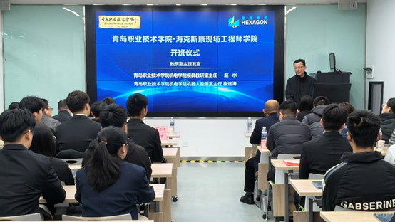 人们在看台上的人在讲话
AI 生成的内容可能不正确。